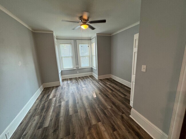 Foto del edificio - Spacious 2BR Duplex with Laundry Hookups + Big Yard