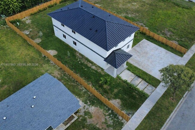 Foto del edificio - 722 NW 6th Ct