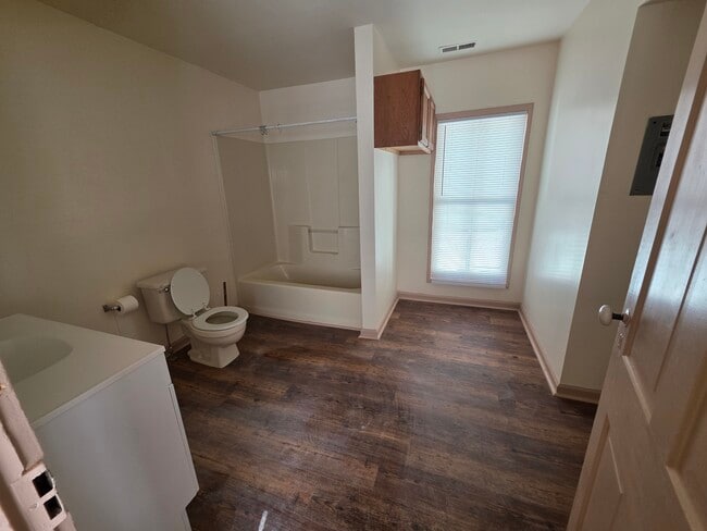 Full large bathroom - 113 W Cypress St