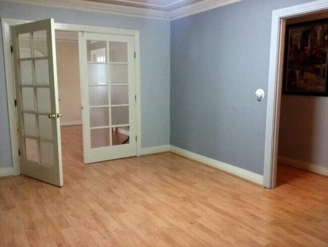 Building Photo - 742 S Wilton Pl