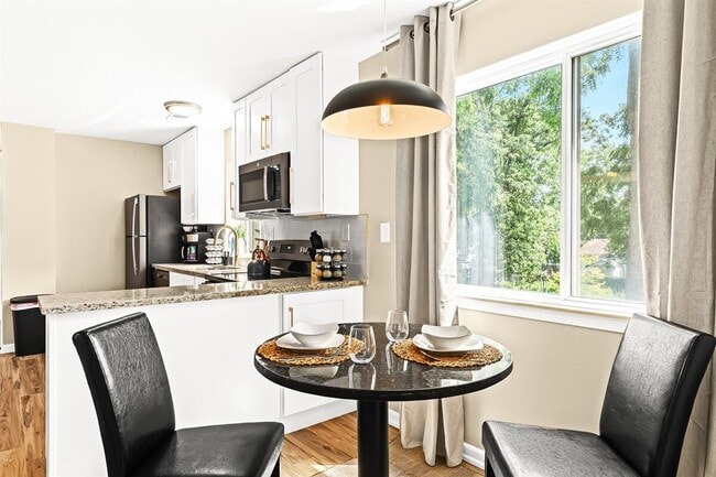 Foto del edificio - 18365 Sharon Ln