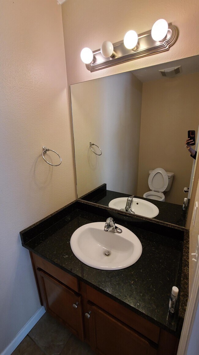 Foto del edificio - 807 Montclair Dr