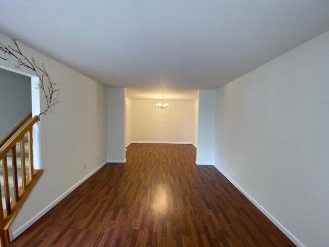 Building Photo - 2408 Saxony Dr