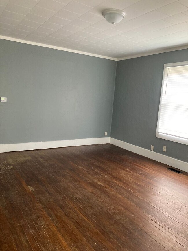 Building Photo - 2 bedroom house with garage, off street pa...