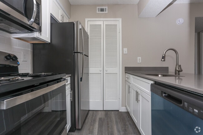 1BR, 1BA - 665SF - Kitchen - Villas on Rosemeade West