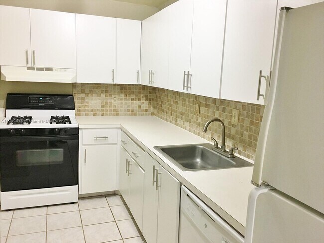 Foto del edificio - 6904 N Kendall Dr