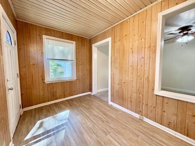 Foto del edificio - Cozy Home with Private Backyard & Detached...