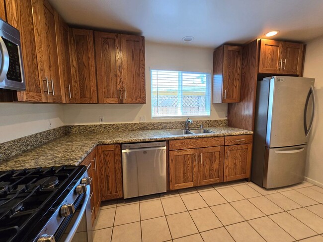 Building Photo - 5BD/3BA on Adobe Dr!!