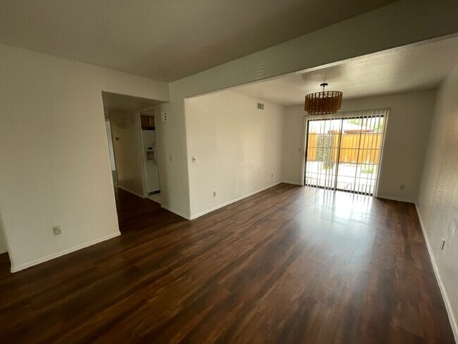 Building Photo - 2 Bedroom 2 Bath condo close to Downtown C...