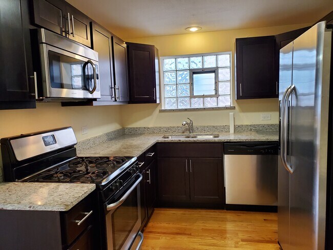 Building Photo - 1736 W Farwell Ave