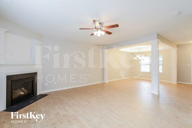Building Photo - 5519 Pinebrook Ln
