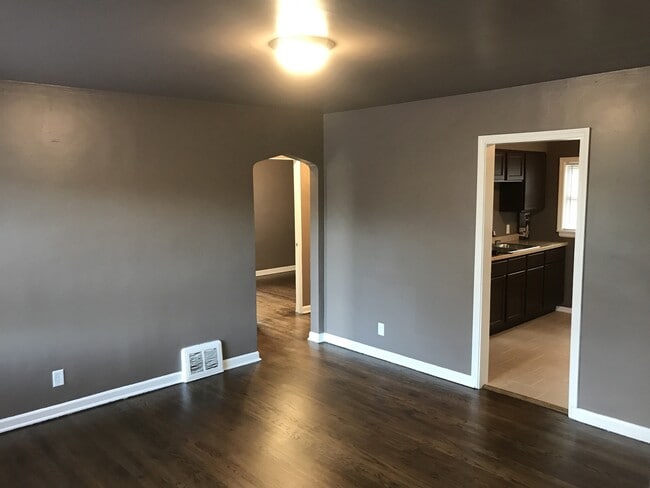 Building Photo - 2 BEDROOM HOME WITH APPLIANCES