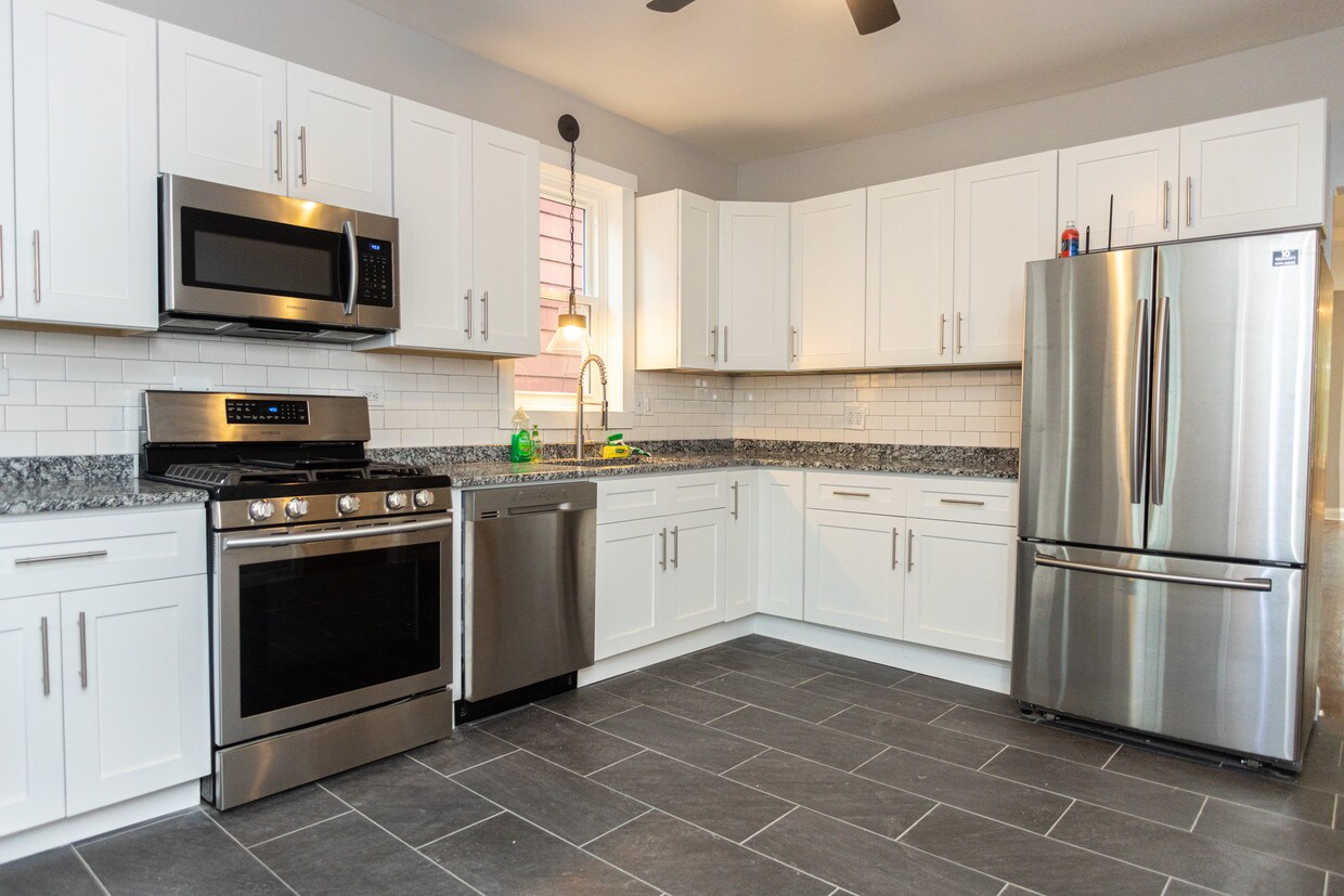 Foto principal - 3850 W Diversey Ave