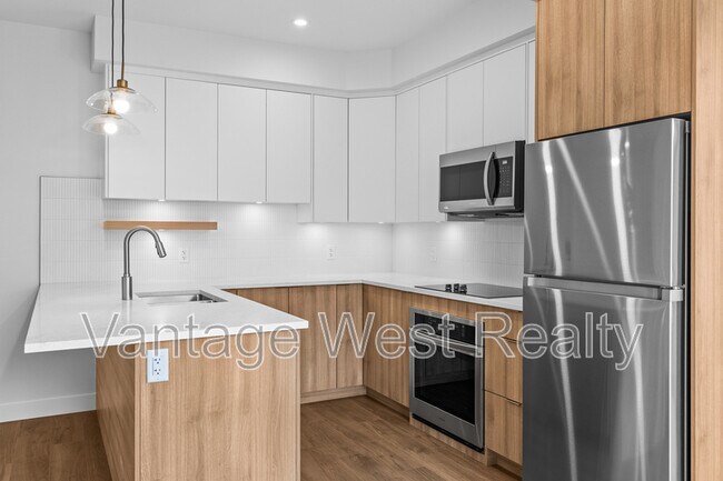 Building Photo - 302-1281 Pridham Ave