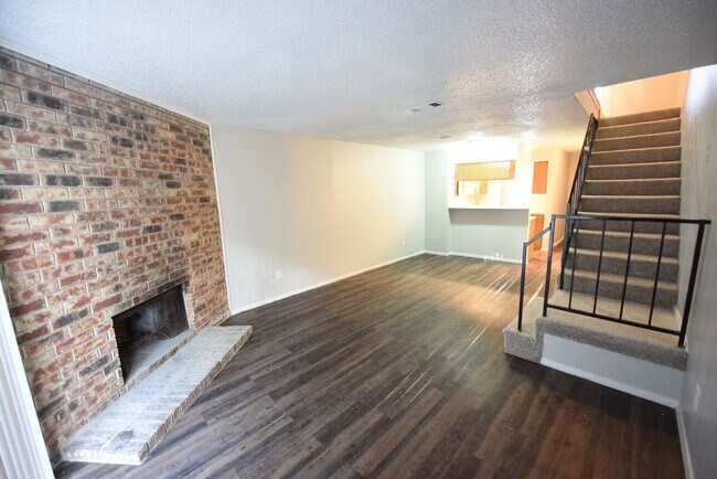 Foto del edificio - Spacious 2 story town home with fenced yard!