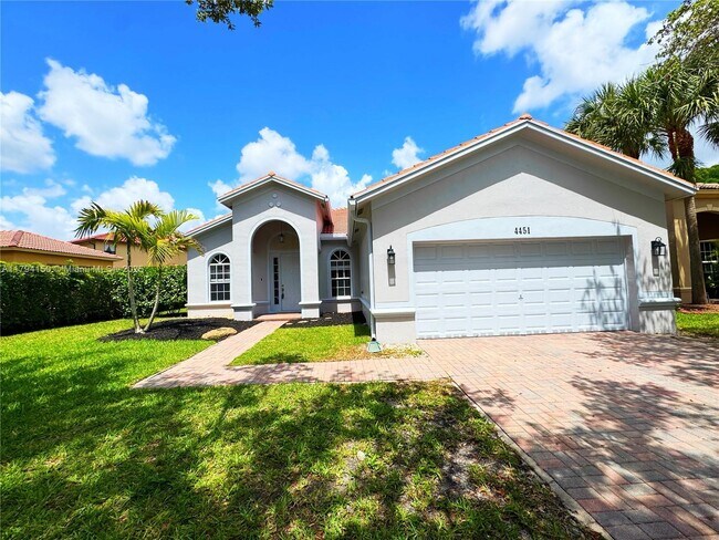 Foto del edificio - 4451 Laurel Pl