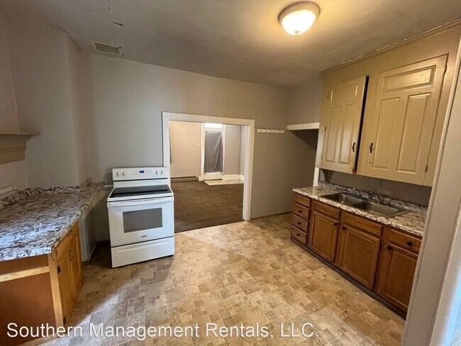 Building Photo - 3 br, 1 bath House - 134 W. Main Street