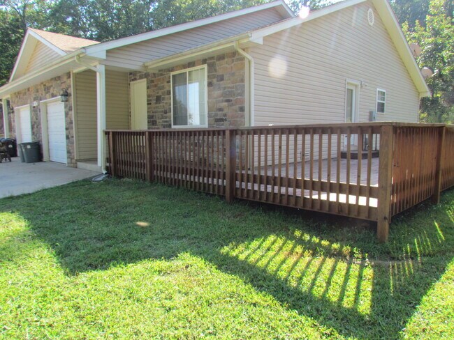 Building Photo - Available May 1st!  WASHER AND DRYER INCLUDED
