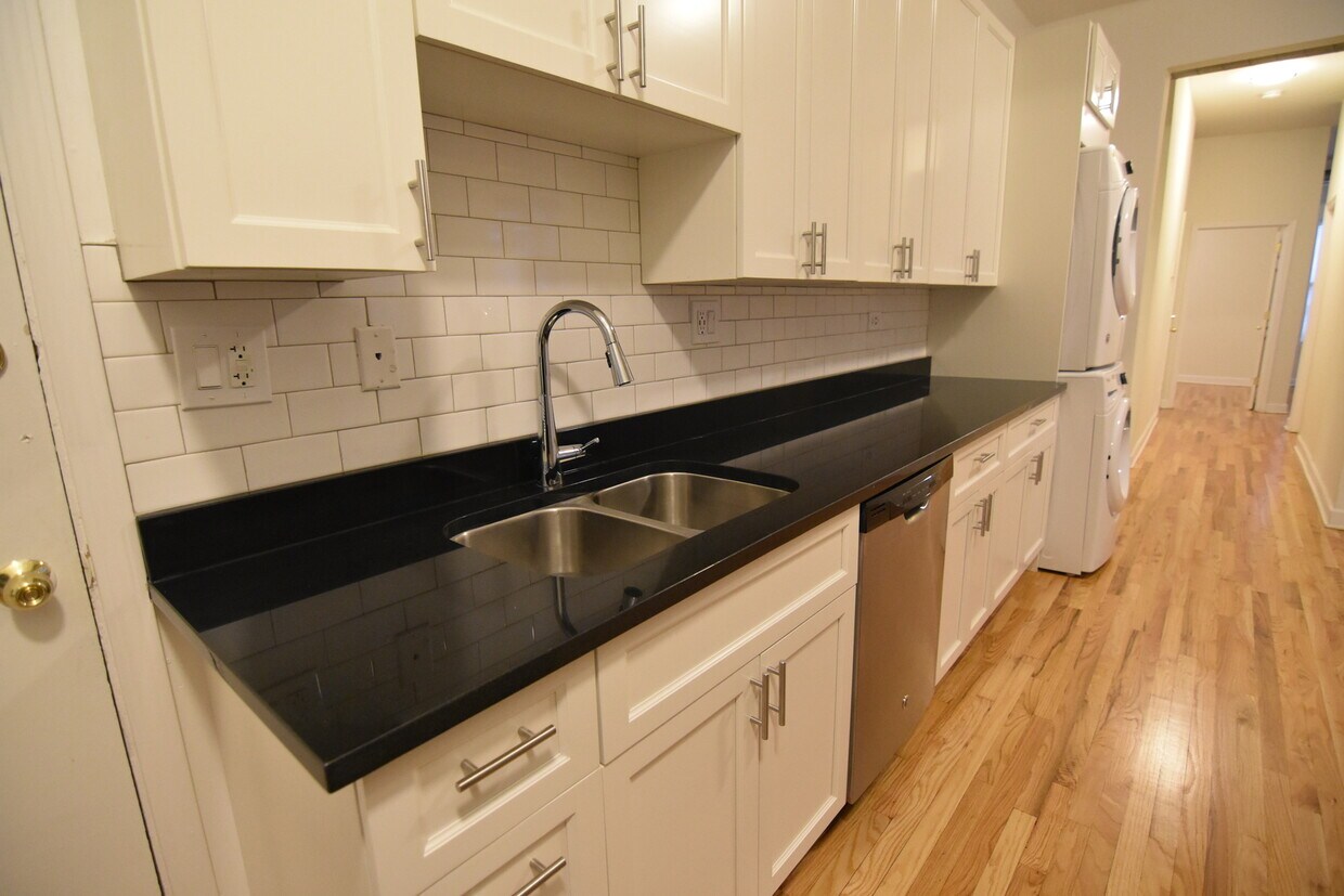 Foto principal - 732 W. Grace / 3803-3809 N. Broadway