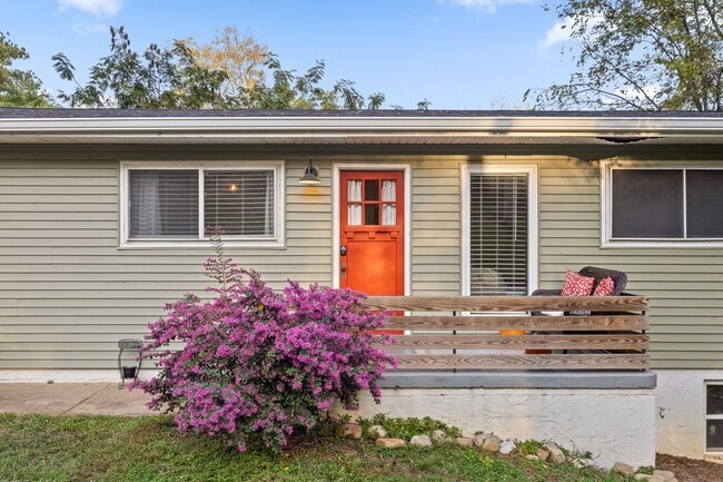 Building Photo - *1/2 OFF FEBRUARY RENT* Charming Cottage l...