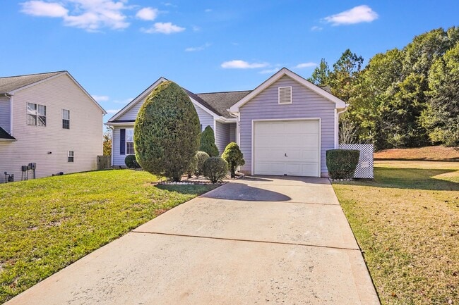 Building Photo - Updated 3-Bedroom with Private Backyard, F...