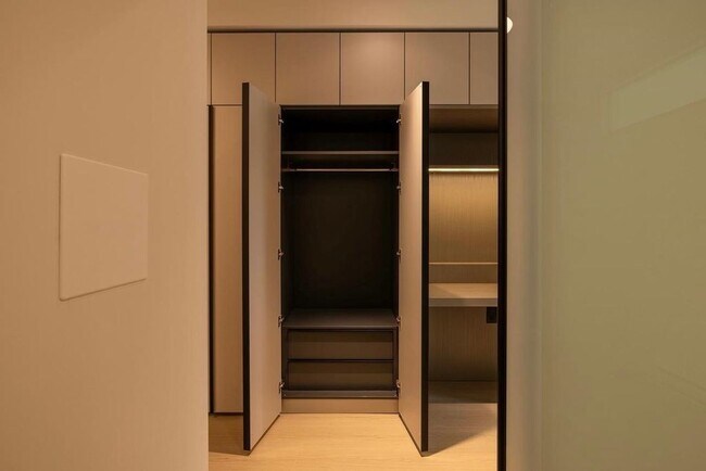 Building Photo - Stylish and smart 1Bed at The Hue Port Moody
