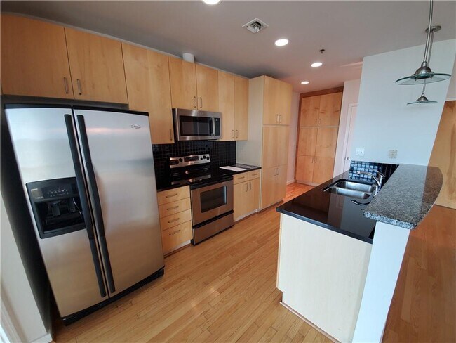 Building Photo - 923 Peachtree St NE