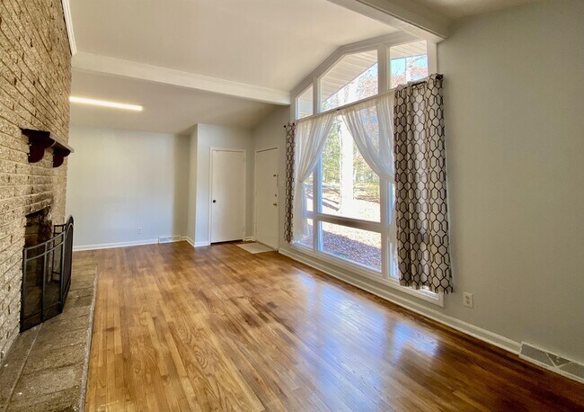 Building Photo - 5617 Laurel Crest Dr