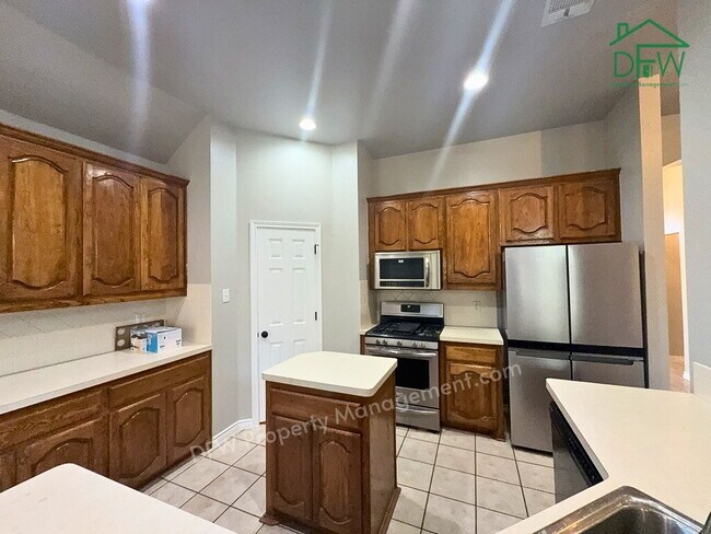 Foto del edificio - Spacious DeSoto 4-Bed - Fenced Yard, Fireplace, 2-Car Garage