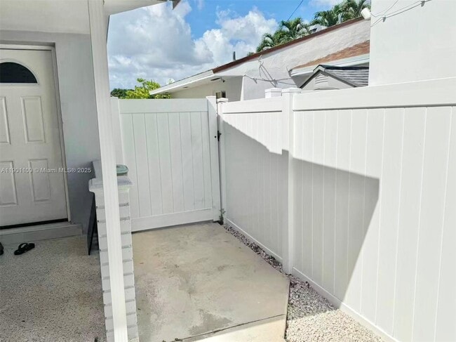 Foto del edificio - 940 NW 32nd Ct
