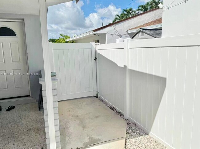 Building Photo - 940 NW 32nd Ct