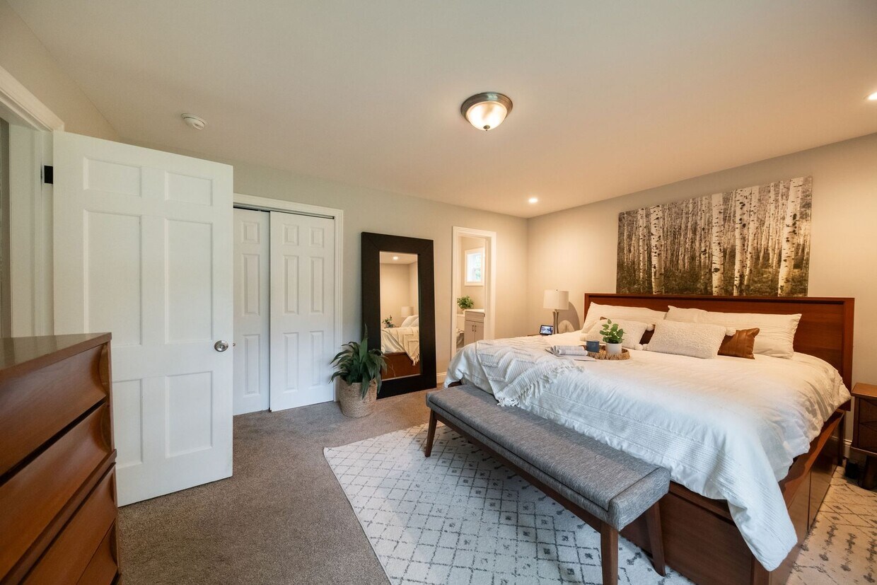 Foto principal - Fantastic and updated 4 bedroom home in Au...