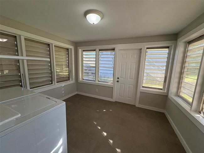 Building Photo - 306 N Elm St