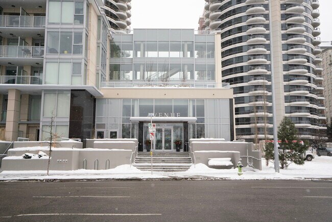 Photo du bâtiment - 1025-2105 5 Ave SW