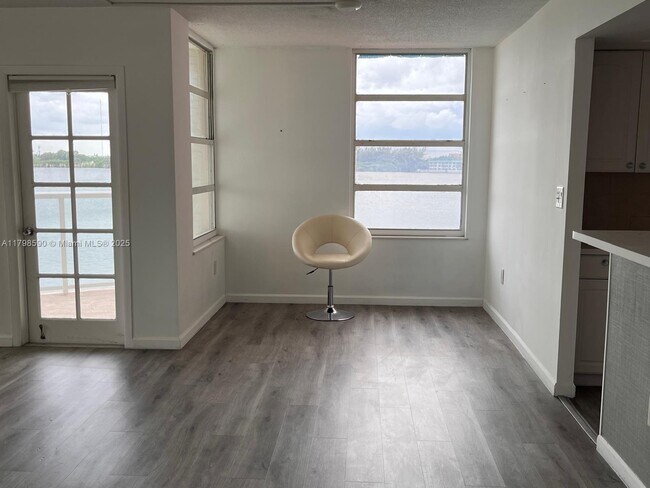 Building Photo - 1301 NE Miami Gardens Dr