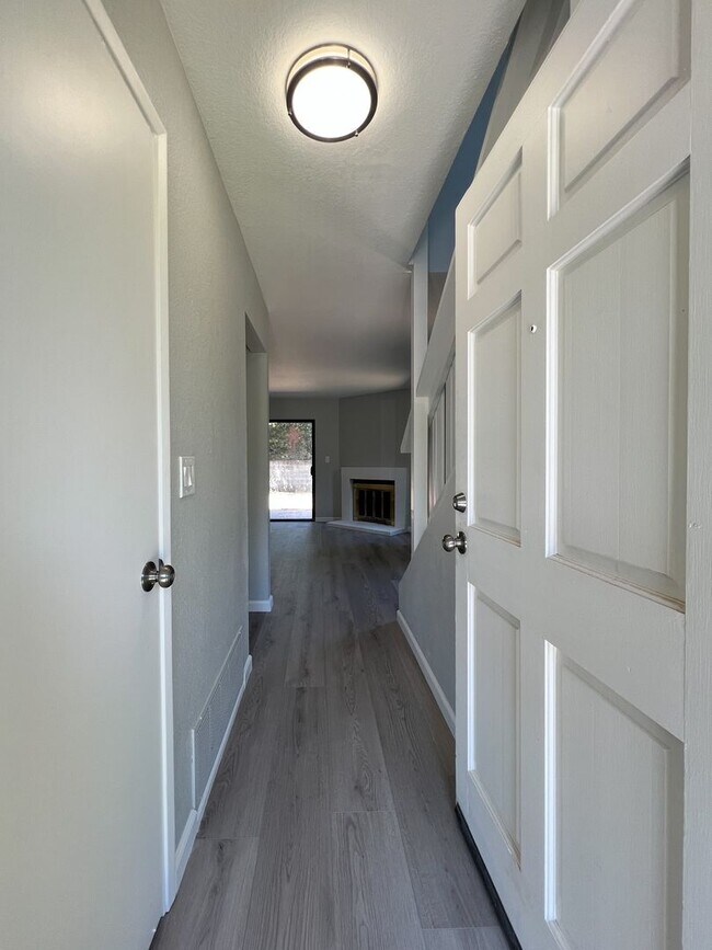 Building Photo - Beautifully Renovated Two Bedroom Napa Tow...