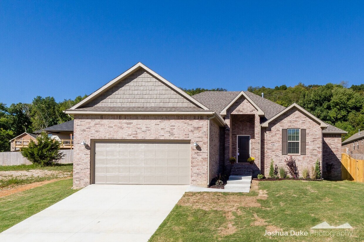 Foto principal - 3 bedroom 2 bath modern style home minutes...