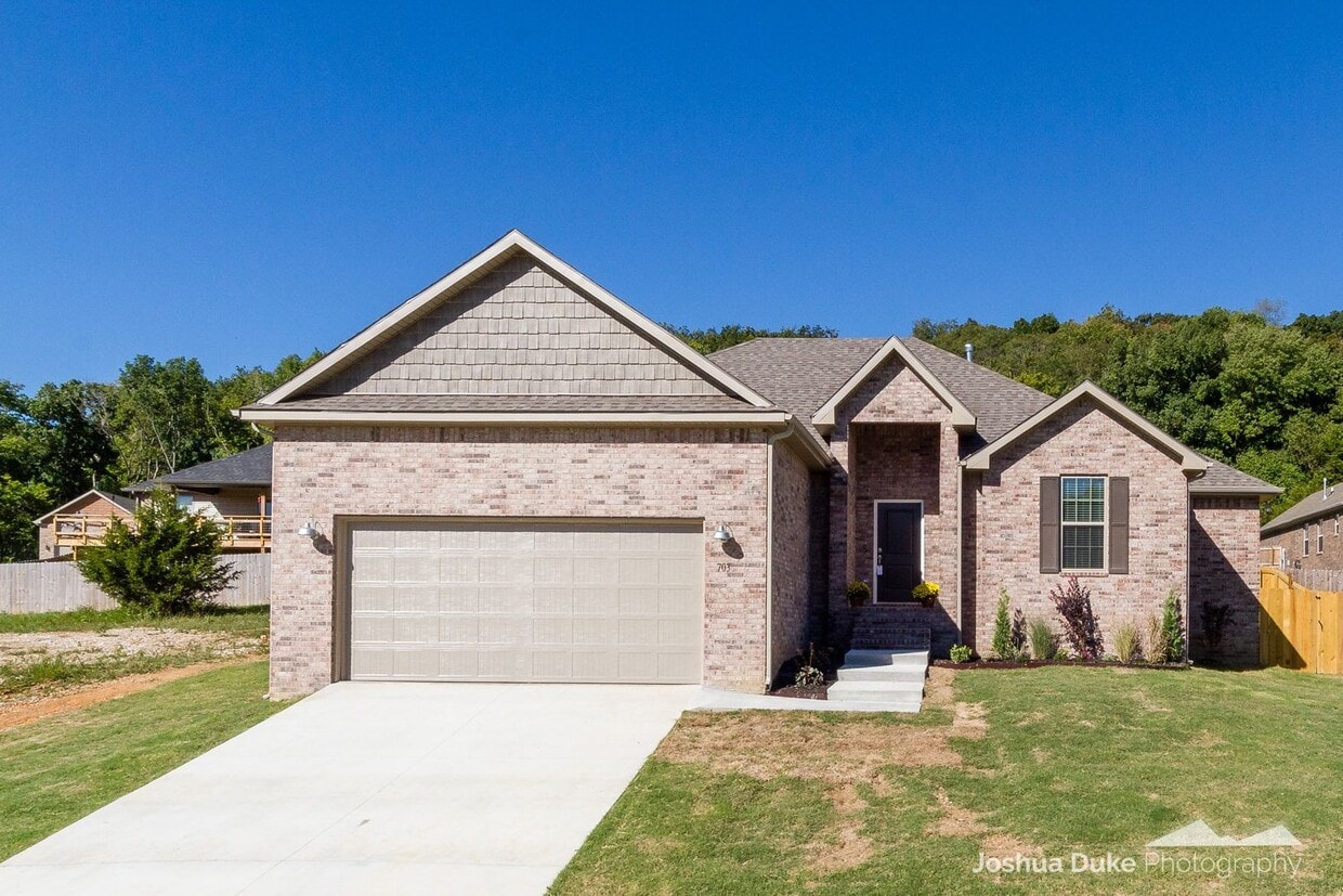 Primary Photo - 3 bedroom 2 bath modern style home minutes...