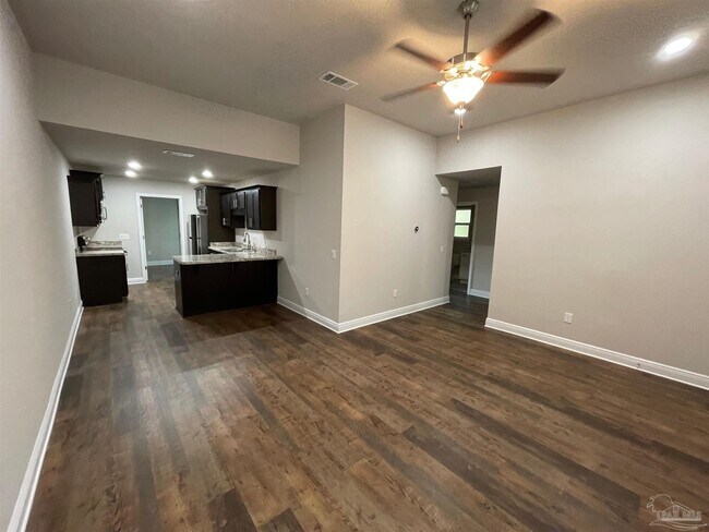 Foto del edificio - 7803 Ira Dr