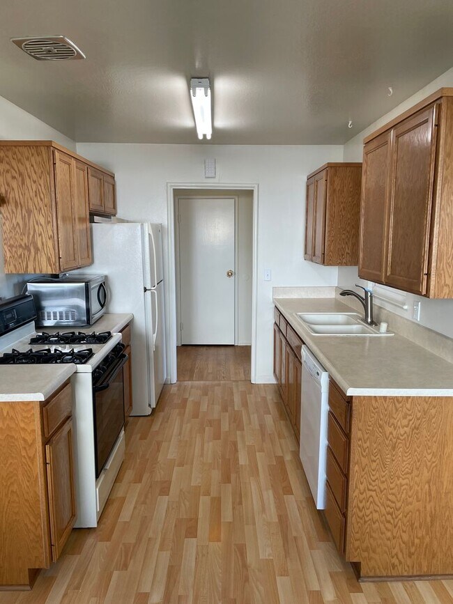 Foto del edificio - 3 Bedroom 2 Bathroom with a Converted Garage