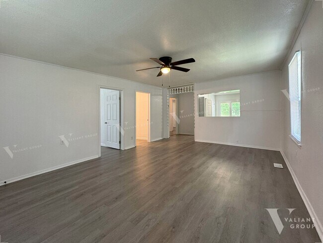Building Photo - Cozy 3 Bedroom, 1 Bathroom Home