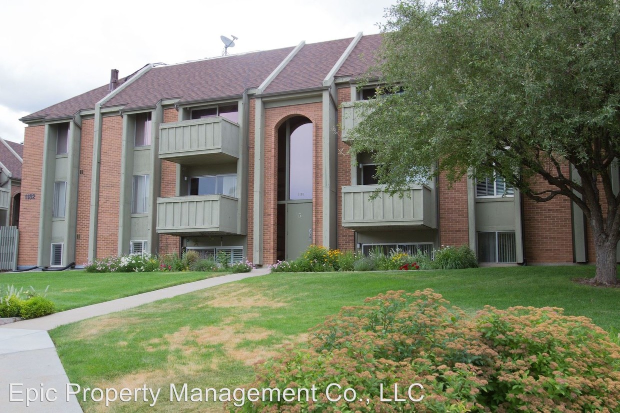 Primary Photo - 1182 Foothill Dr