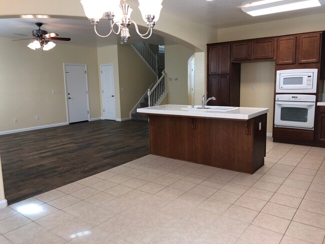 Building Photo - $2,195 Gated Community & Pool, Fig Garden ...