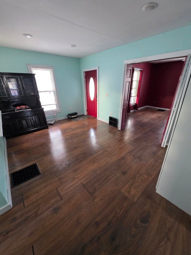 Building Photo - 38 River St