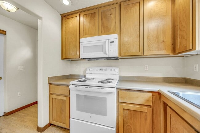 Building Photo - Comfortable 2-Bedroom 2-Bathroom Upstairs ...