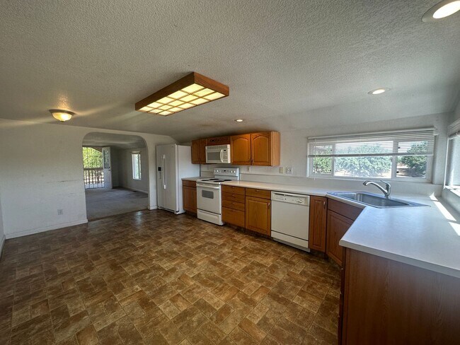 Building Photo - Detached three-car garage