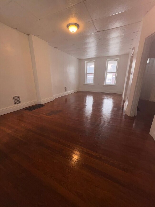 Foto del edificio - Available Now! Large North York Near Farquar Park