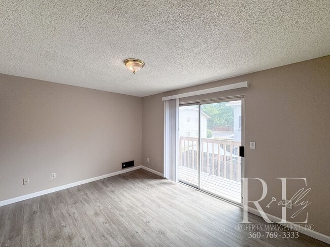 Building Photo - 2-Bed Upstairs Unit With Private Patio
