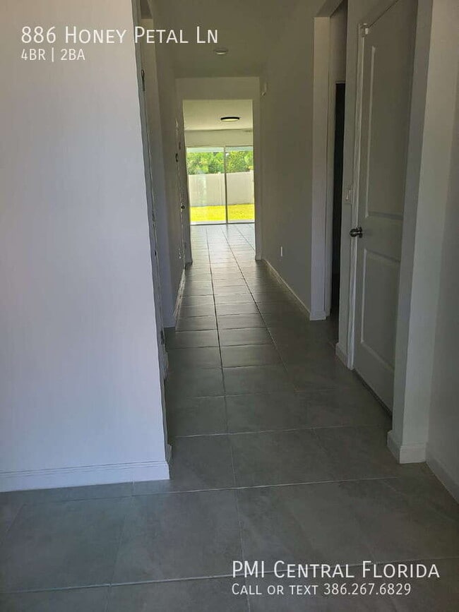 Foto del edificio - 886 Honey Petal Ln