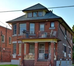 Building Photo - 313 George St